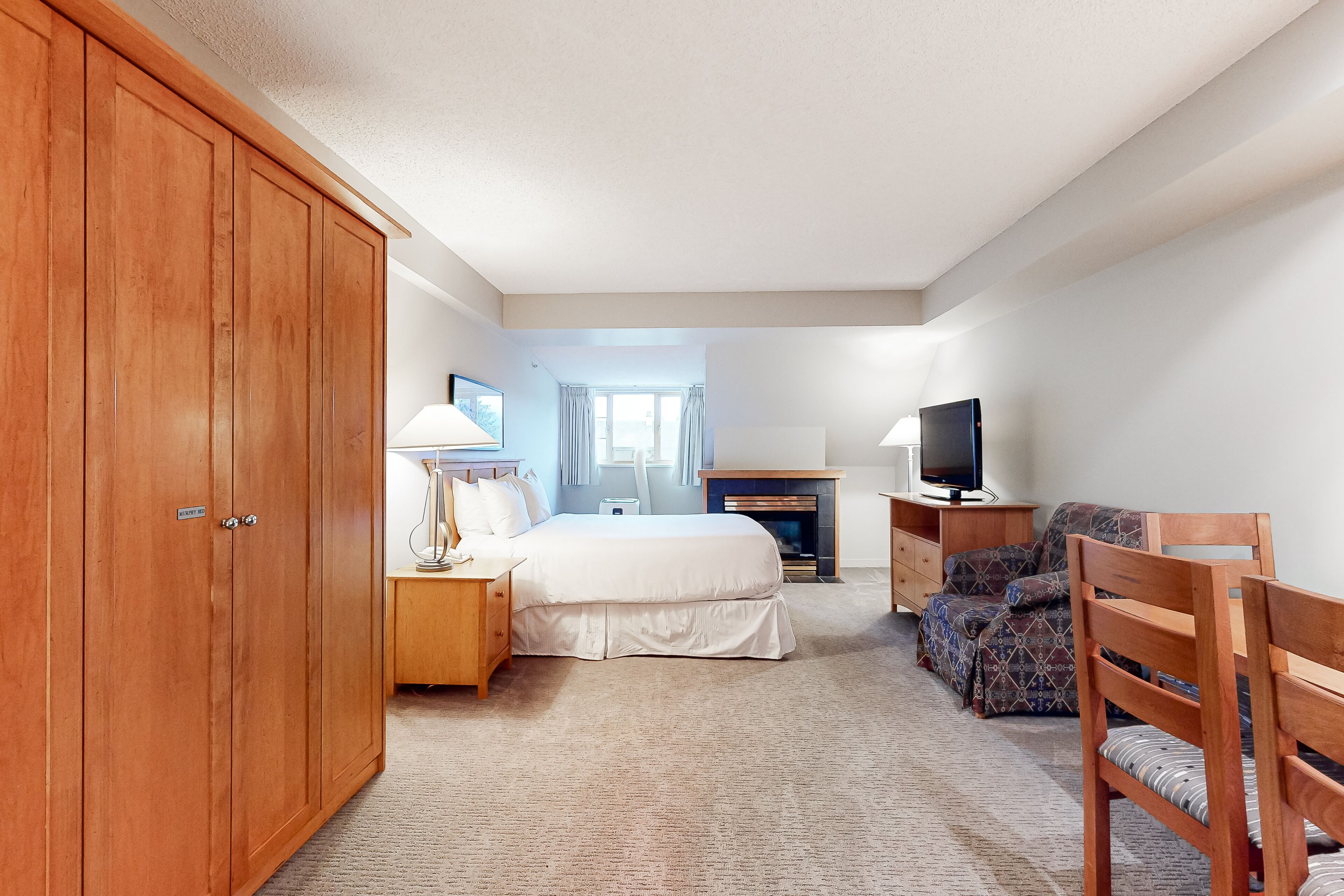 Strykejern/-brett, internettilgang og sengetøy