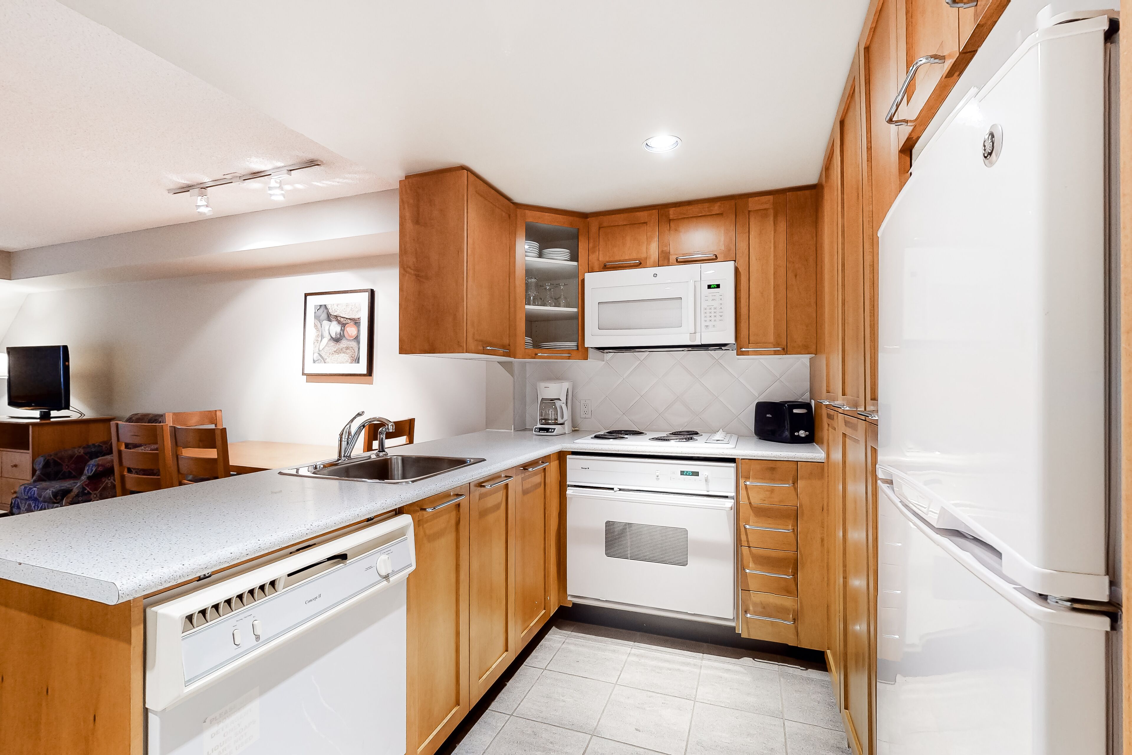 Mikrobølgeovn, ovn, kokeplater og oppvaskmaskin