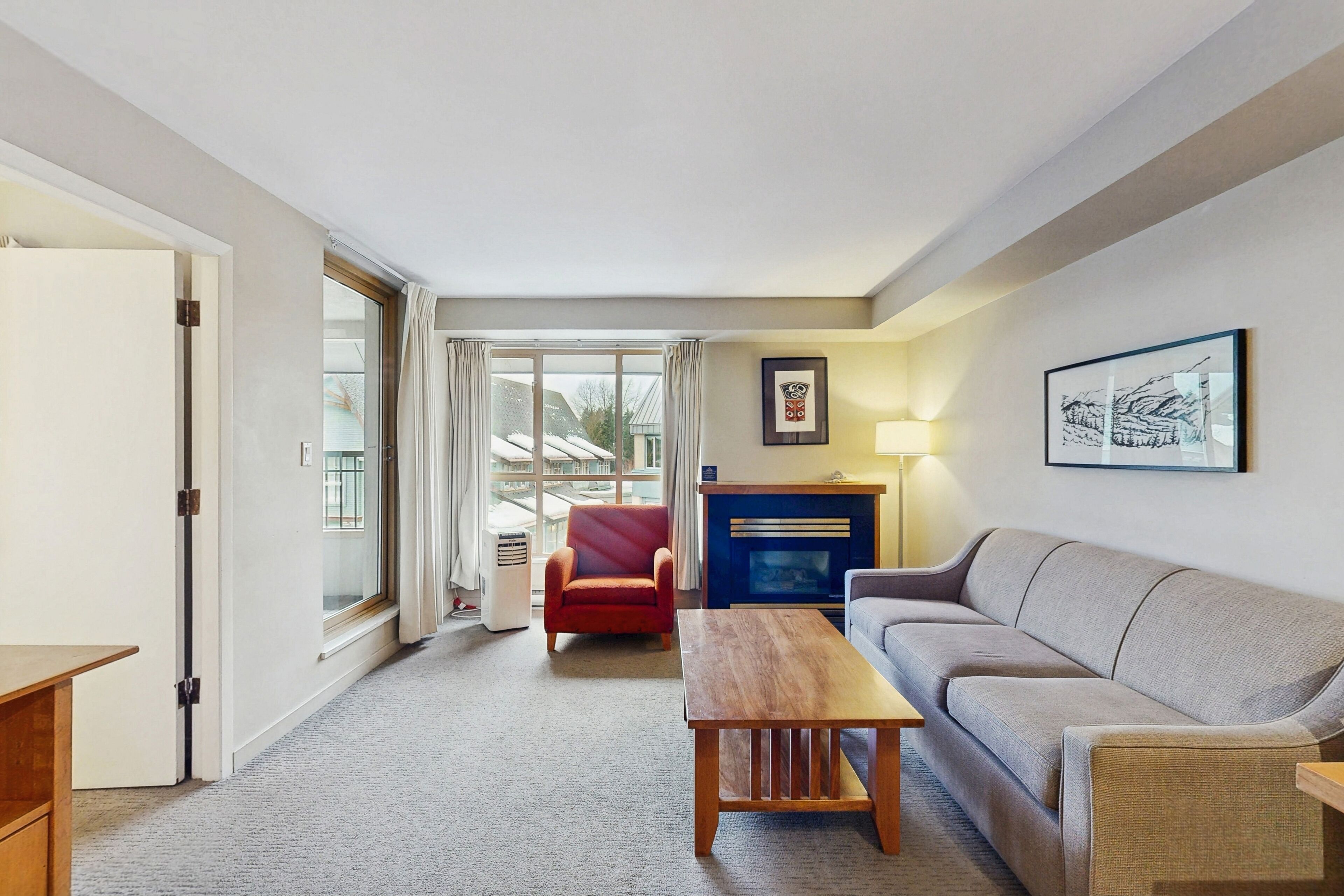 Televisie en een open haard