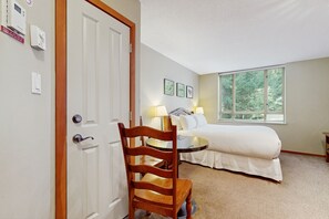 Fer et planche à repasser, accès à Internet, literie fournie