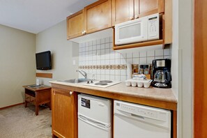 Four à micro-ondes, surface de cuisson, lave-vaisselle