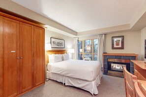 Iron/ironing board, Internet, bed sheets - Ski vacation third-floor studio with gym, mountain views, & jetted tub (Whistler)