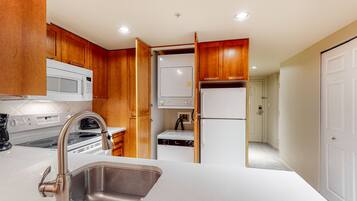 Microondas, horno, parrilla de estufa y lavavajillas