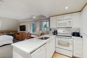 Réfrigérateur, four à micro-ondes, un four, surface de cuisson