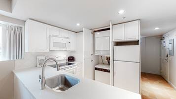 Kühlschrank, Mikrowelle, Ofen, Herdplatte