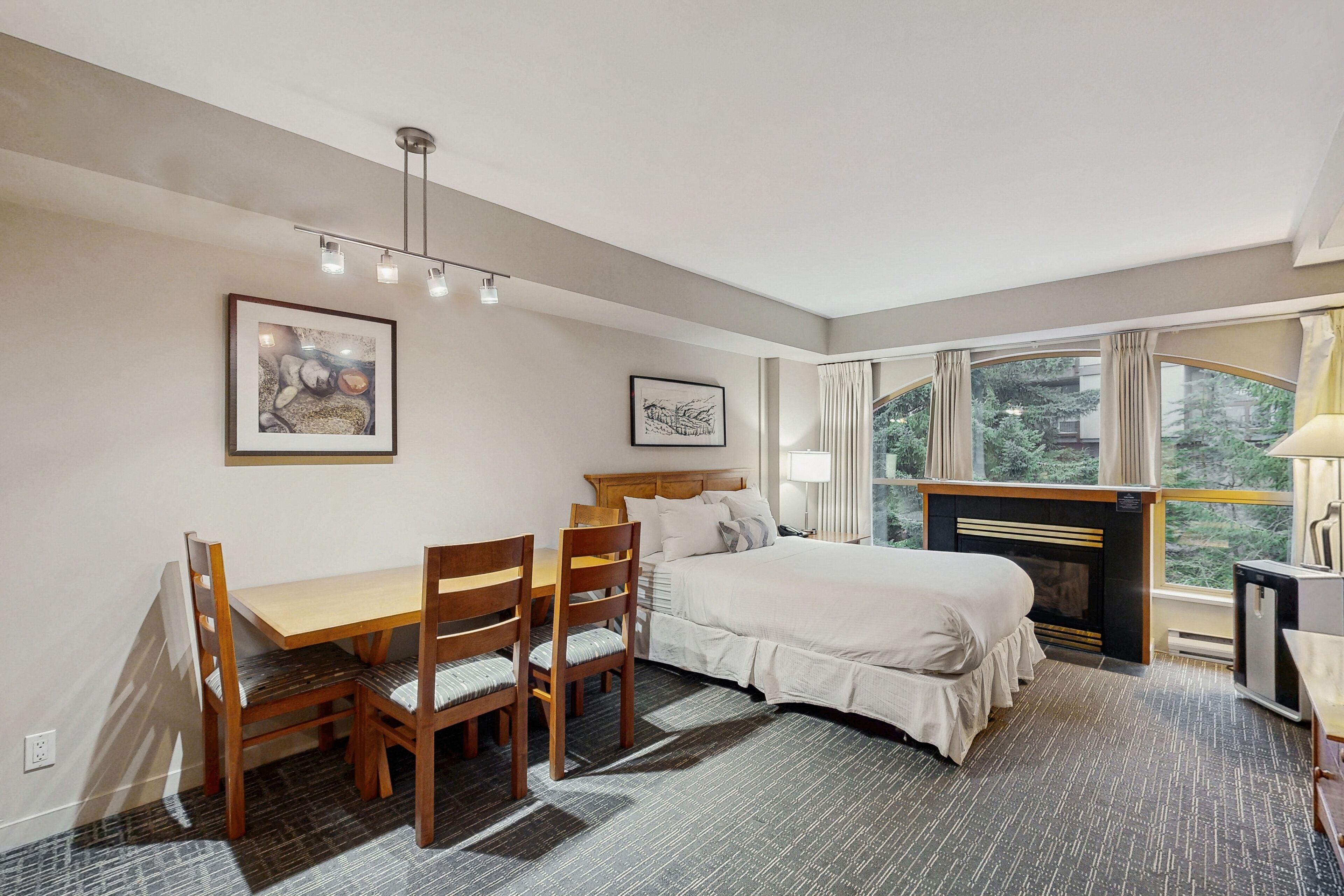 Strykejern/-brett, internettilgang og sengetøy