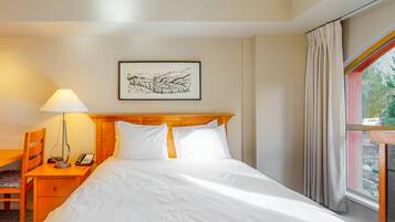 Een strijkplank/strijkijzer, internet, beddengoed