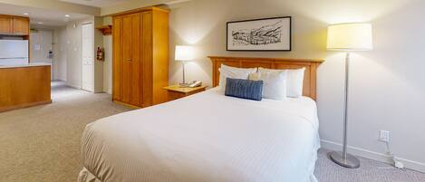 Tabla de planchar con plancha, acceso a internet y ropa de cama