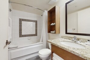 Hair dryer, towels - Lovely mountain studio with jetted tub, gym & fireplace - walk to lifts (Whistler)