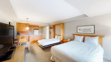 Tabla de planchar con plancha, acceso a internet y ropa de cama