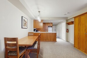 Dining - Lovely mountain studio with jetted tub, gym & fireplace - walk to lifts (Whistler)