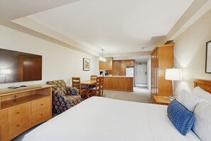 Iron/ironing board, Internet, bed sheets - Lovely mountain studio with jetted tub, gym & fireplace - walk to lifts (Whistler)
