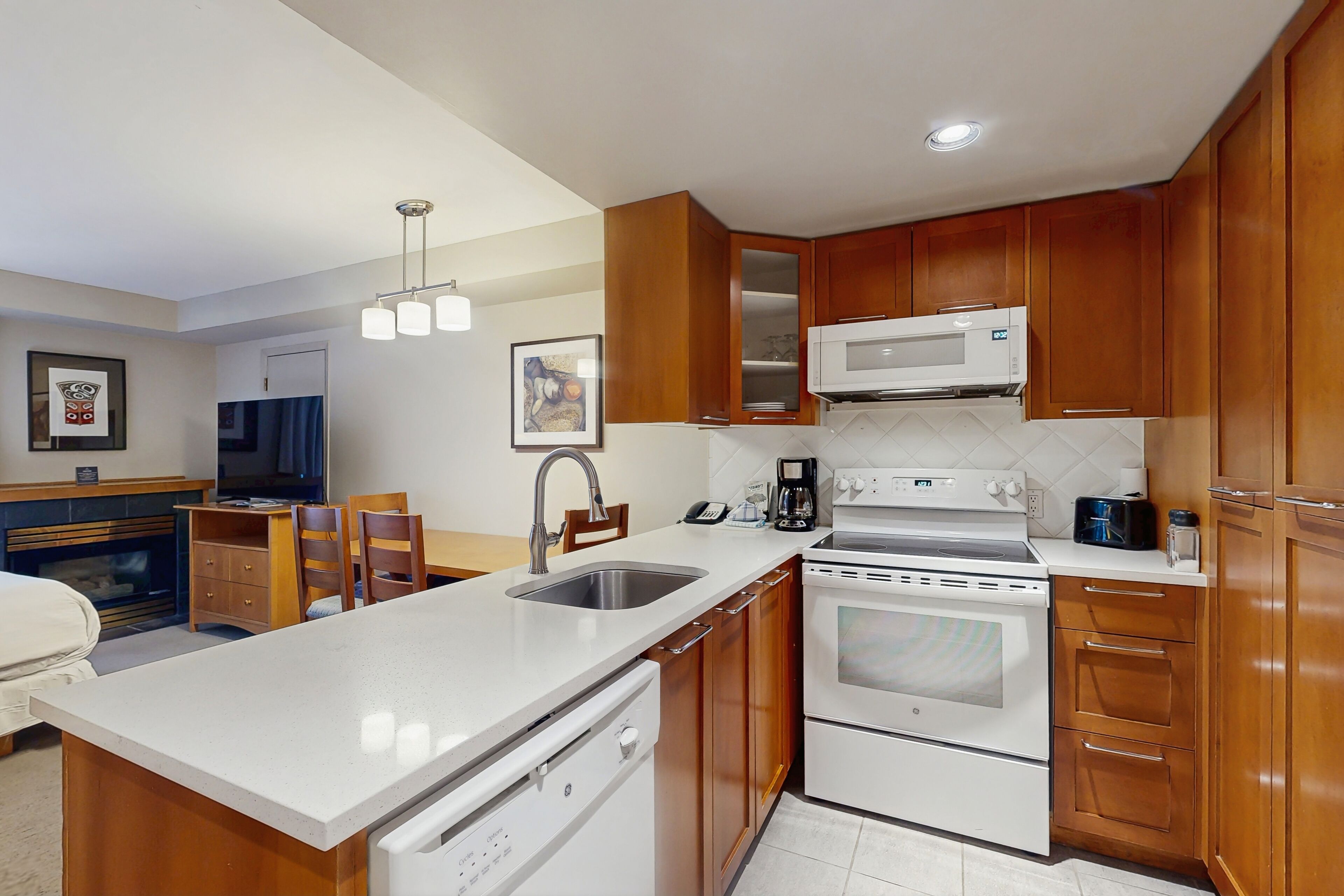 Mikrobølgeovn, ovn, kokeplater og oppvaskmaskin