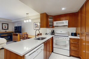 Microwave, oven, stovetop, dishwasher - Inviting studio with jetted tub, fireplace, & gym - walk to lifts (Whistler)