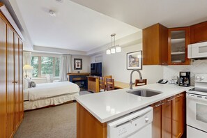 Iron/ironing board, free Internet, bed sheets - Inviting studio with jetted tub, fireplace, & gym - walk to lifts (Whistler)