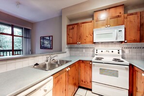 Réfrigérateur, four à micro-ondes, un four, surface de cuisson