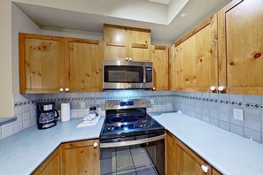 Réfrigérateur, four à micro-ondes, un four, surface de cuisson