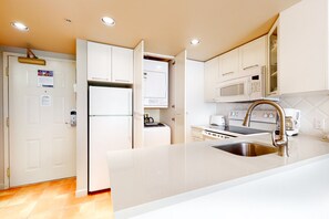 Refrigerador, microondas, horno y parrilla de estufa 