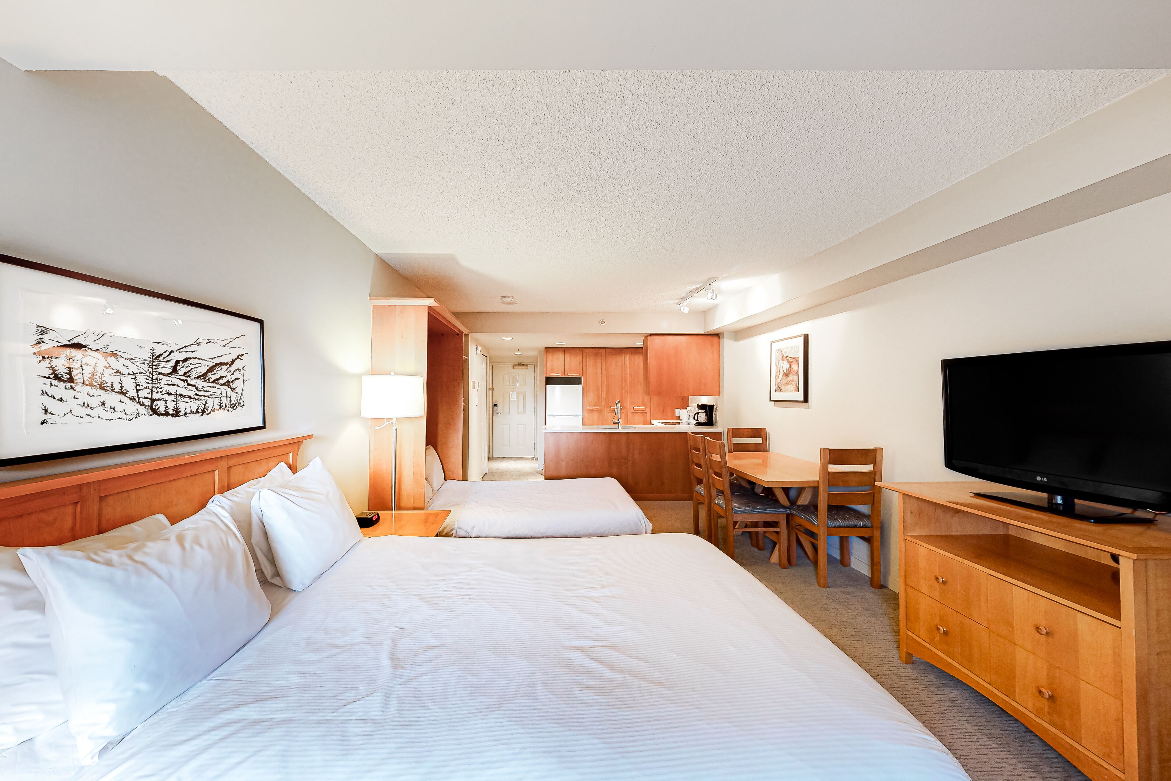 Ferros/tábuas de passar roupa, acesso à internet, roupa de cama