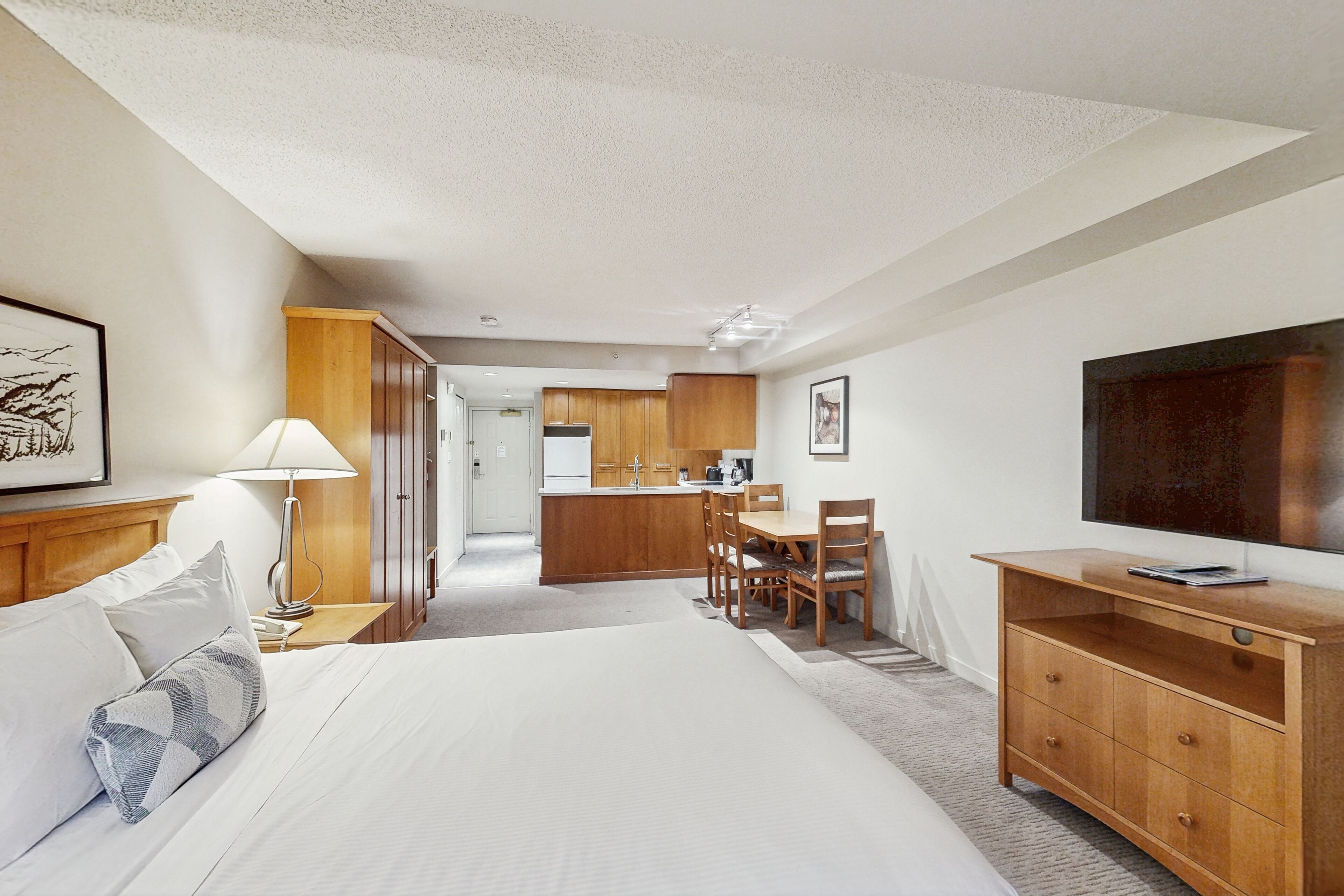 Iron/ironing board, Internet, bed sheets