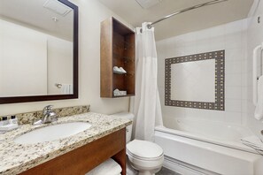 Secador de cabelo, toalhas de banho