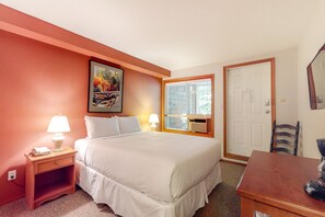 2 bedrooms, iron/ironing board, internet, bed sheets