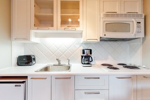 Mikroaaltouuni, liesi, kahvin-/teenkeitin, leivänpaahdin