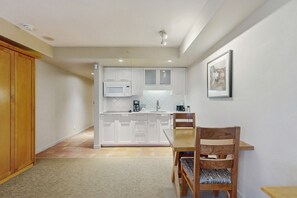 Four à micro-ondes, surface de cuisson, cafetière-théière, grille-pain