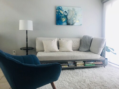 Cozy Loft Near DT