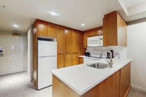 Een koelkast, een magnetron, een oven, een kookplaat