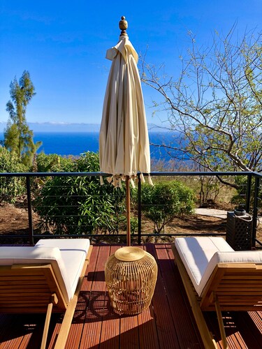 Charming chalet with a large terrace and breathtaking ocean views