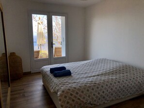 2 slaapkamers, een strijkplank/strijkijzer, reisbedje, gratis wifi