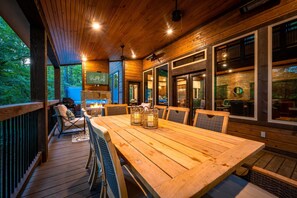 Outdoor dining - Stunning oversized porch overlooking Pine Lake. Jacuzzi hot tub,  outdoor see through fireplace! (Broken Bow)