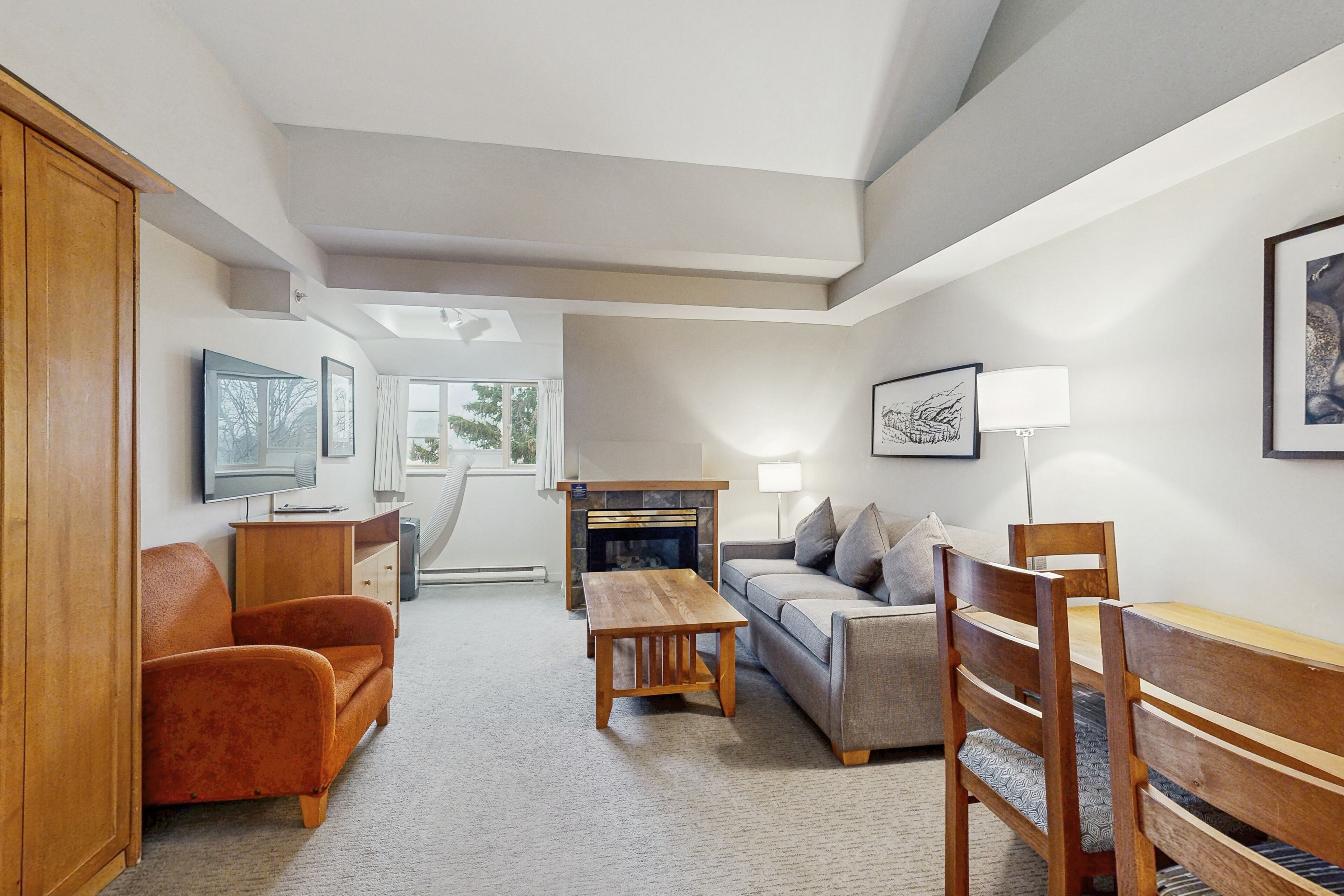 Télévision, cheminée