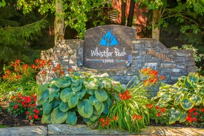 Property grounds - Stylish mountain condo with gym, fireplace & easy walking access to lifts (Whistler)