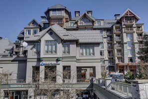 Exterior - Stylish mountain condo with gym, fireplace & easy walking access to lifts (Whistler)
