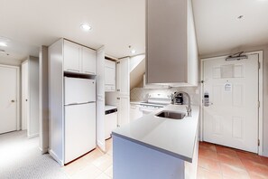 Interior - Stylish mountain condo with gym, fireplace & easy walking access to lifts (Whistler)