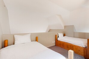 1 bedroom, iron/ironing board, WiFi, bed sheets - Stylish mountain condo with gym, fireplace & easy walking access to lifts (Whistler)