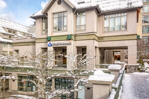 Exterior - Relaxing 4th-floor studio with ski/mountain views, gym, fireplace, washer/dryer (Whistler)