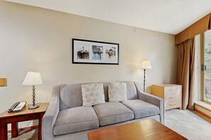 Televisión y chimenea 