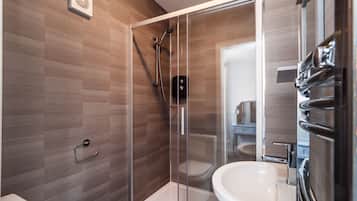 Combined shower/bathtub, hair dryer, towels, soap