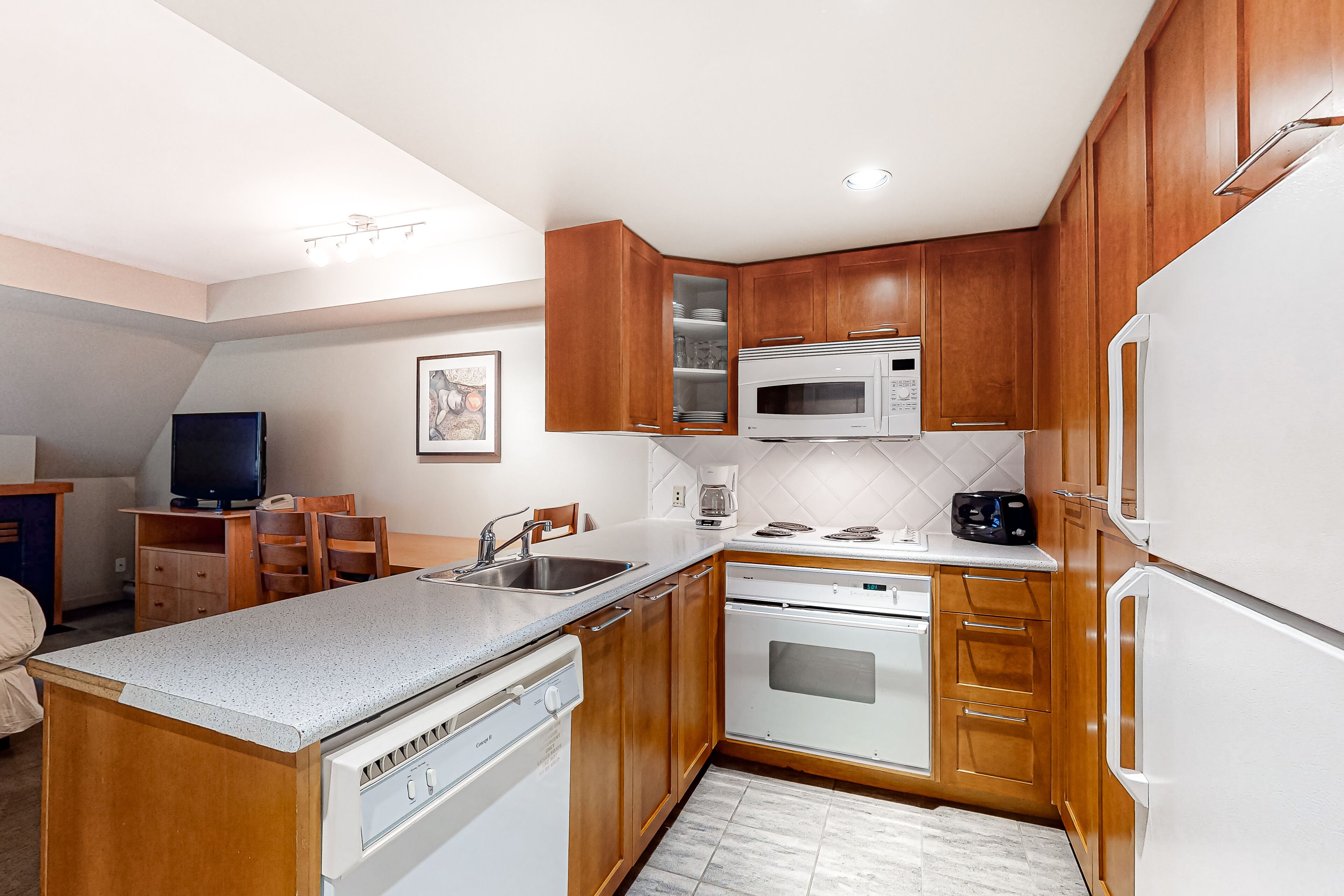 Mikrobølgeovn, ovn, kokeplater og oppvaskmaskin