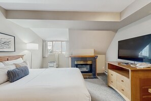 Iron/ironing board, Internet, bed sheets - Ski vacation 5th-floor studio with gym & jetted tub - walk to lifts location (Whistler)