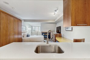 Iron/ironing board, internet, bed sheets