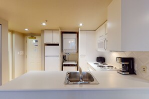 Réfrigérateur, four à micro-ondes, un four, surface de cuisson