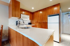 Microondas, horno, parrilla de estufa y lavavajillas