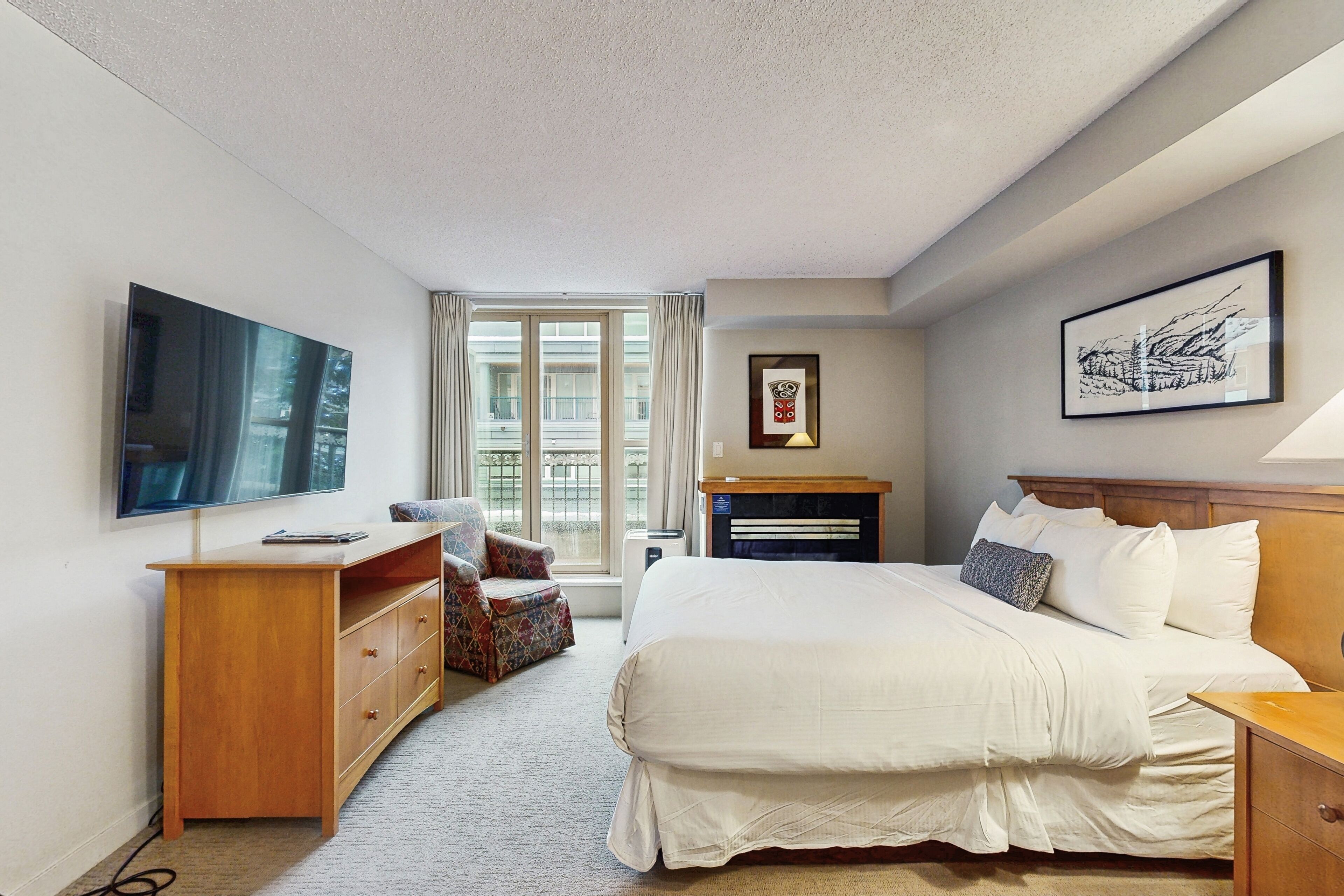 Tabla de planchar con plancha, internet gratis y ropa de cama 