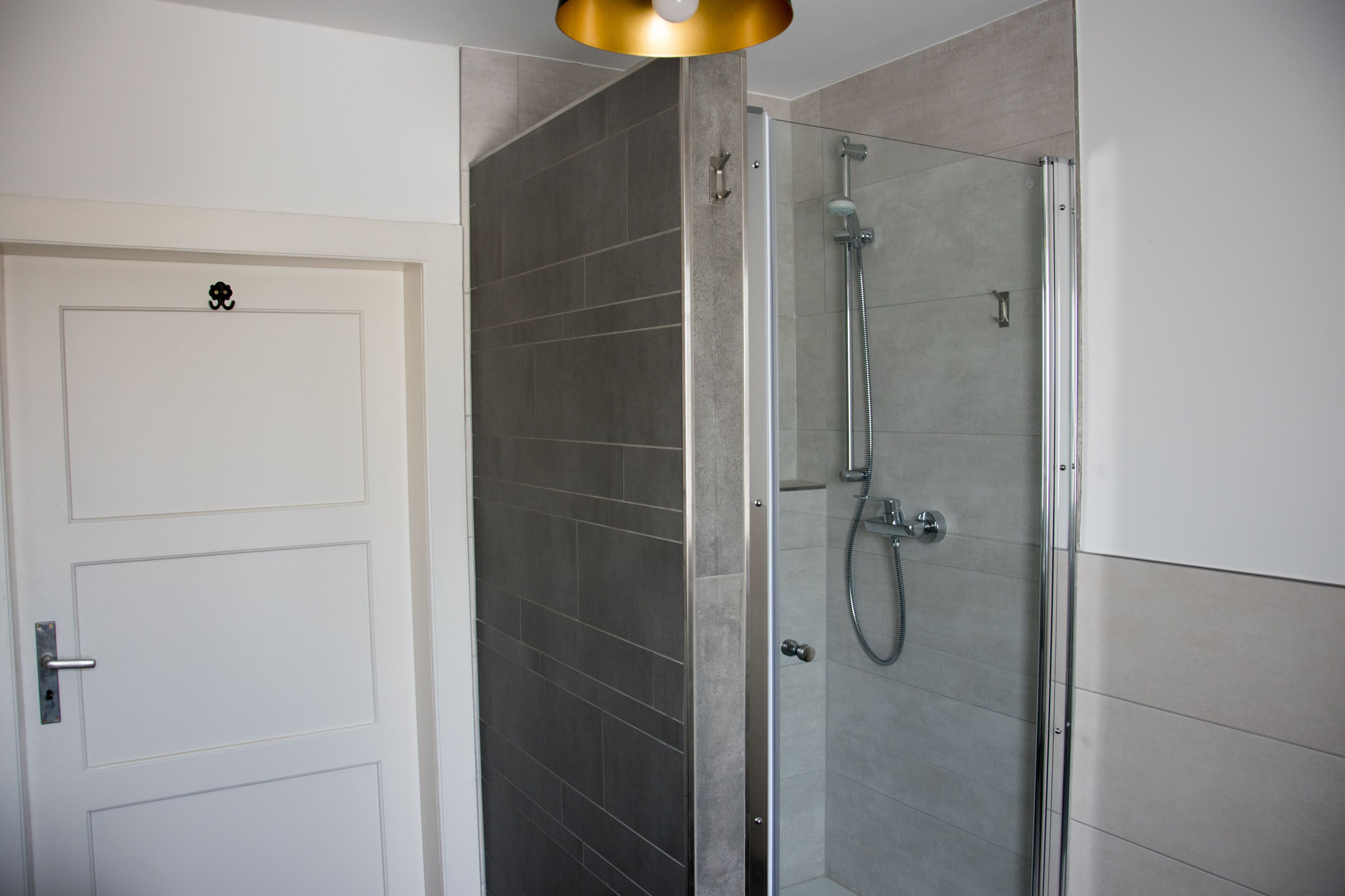 Badewanne, Haartrockner, Handtücher, Seife