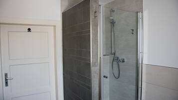 Baignoire, sĂšche-cheveux, serviettes fournies, savon