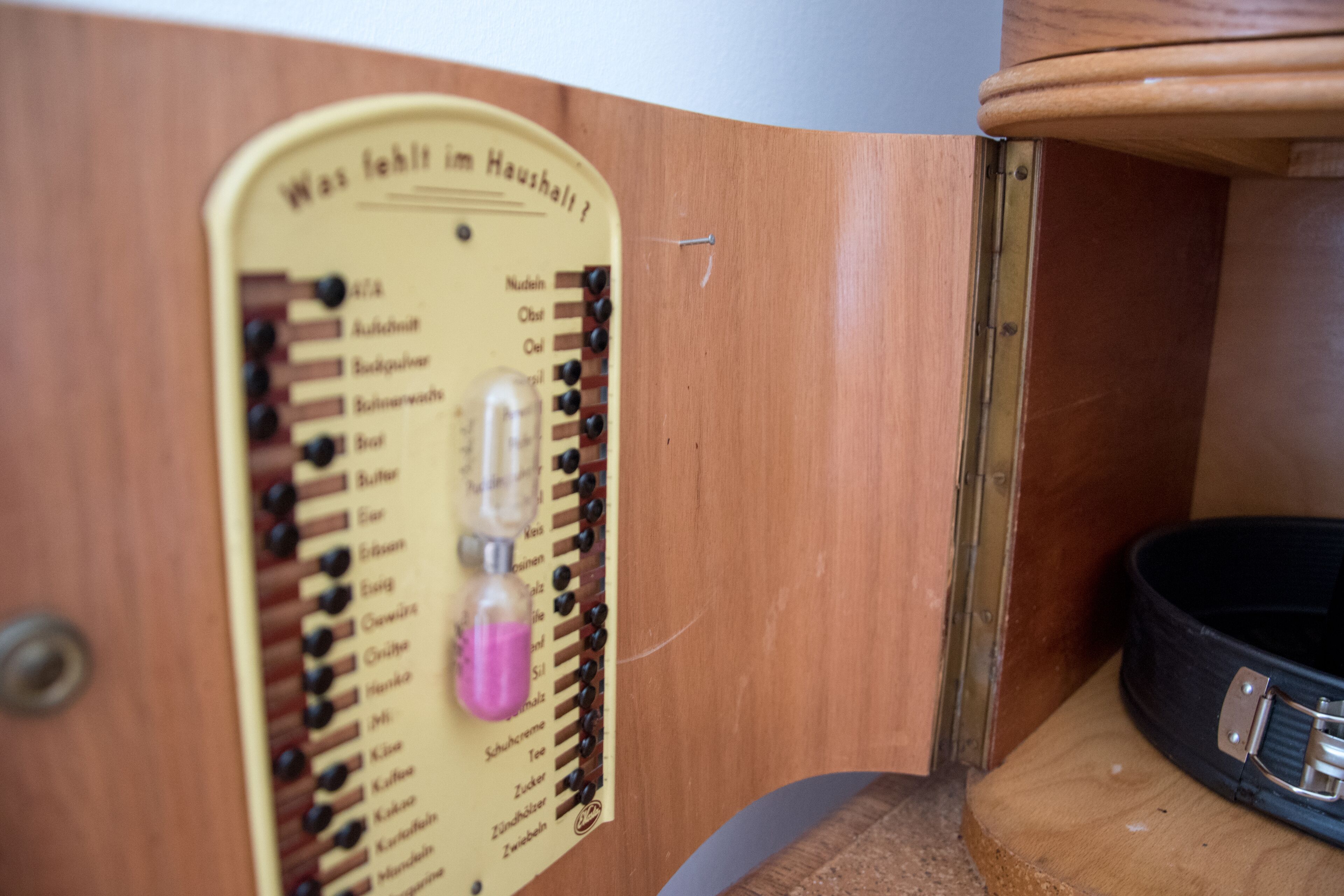 Une radio ancienne, dotée d’un boîtier en bois et d’un haut-parleur noir.